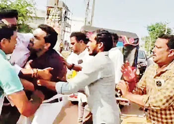 కొల్లేరు వాసుల ఆందోళనపై దాడి.. అబ్బయ్య చౌదరి కారుతో ఢీకొట్టారంటూ ఆరోపణలు 3 కొల్లేరు వాసుల ఆందోళనపై దాడి.. అబ్బయ్య చౌదరి కారుతో ఢీకొట్టారంటూ ఆరోపణలు