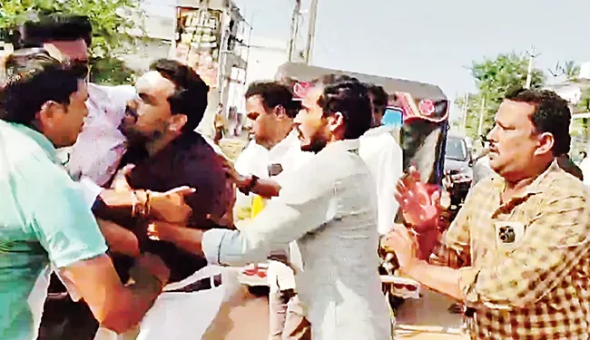 కొల్లేరు వాసుల ఆందోళనపై దాడి.. అబ్బయ్య చౌదరి కారుతో ఢీకొట్టారంటూ ఆరోపణలు 1 కొల్లేరు వాసుల ఆందోళనపై దాడి.. అబ్బయ్య చౌదరి కారుతో ఢీకొట్టారంటూ ఆరోపణలు