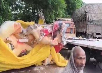 ప్రజ్ఞాపూర్లో రోడ్డు ప్రమాదం.. కిందపడిన భారీ గణేశ్ విగ్రహం 6 ప్రజ్ఞాపూర్లో రోడ్డు ప్రమాదం.. కిందపడిన భారీ గణేశ్ విగ్రహం