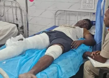 పోలీసులపై కత్తితో దాడి.. నిందితుడిపై కాల్పులు