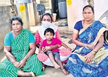 పసిబిడ్డతో అత్తింటి ఎదుట గర్భిణి కన్నీటి పోరాటం