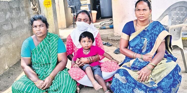 పసిబిడ్డతో అత్తింటి ఎదుట గర్భిణి కన్నీటి పోరాటం 1 పసిబిడ్డతో అత్తింటి ఎదుట గర్భిణి కన్నీటి పోరాటం