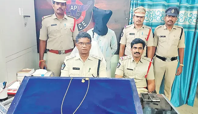 అమ్మవారి మంగళసూత్రం చోరీ.. అర్చకుడి ఇంట్లో లభ్యం