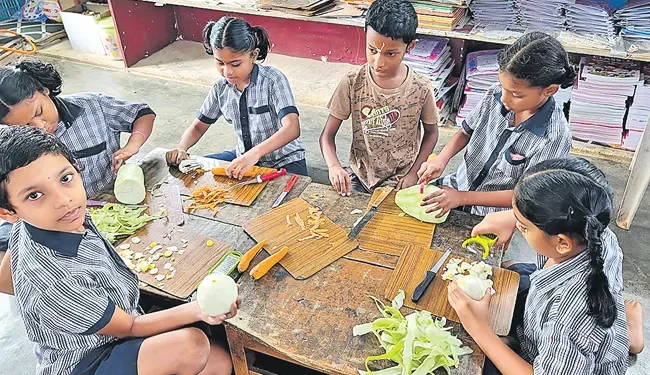 949 పాయింట్లతో దేశంలోనే నంబర్ వన్.. అభ్యాస పాఠశాలకు అరుదైన గౌరవం 1 949 పాయింట్లతో దేశంలోనే నంబర్ వన్.. అభ్యాస పాఠశాలకు అరుదైన గౌరవం