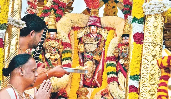 స్వర్ణ తేరు దివ్య తేజస్సు.. మలయప్ప స్వామి భవ్య దర్శనం 1 స్వర్ణ తేరు దివ్య తేజస్సు.. మలయప్ప స్వామి భవ్య దర్శనం
