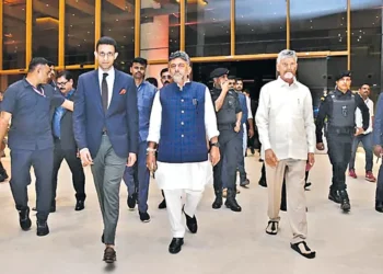 ప్రతి ఇంటి పైకప్పూ విద్యుత్ ఉత్పత్తి కేంద్రం కావాలి: చంద్రబాబు 2 ప్రతి ఇంటి పైకప్పూ విద్యుత్ ఉత్పత్తి కేంద్రం కావాలి: చంద్రబాబు