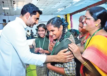 చిన్న సమస్యలకే కుంగిపోవద్దు.. ఎదురొడ్డి పోరాడాలి 3 చిన్న సమస్యలకే కుంగిపోవద్దు.. ఎదురొడ్డి పోరాడాలి