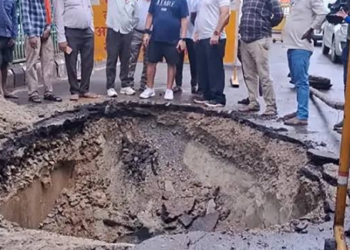 ఒక్కసారిగా కుంగిన రోడ్డు.. గుంతలో పడిన బైక్‌