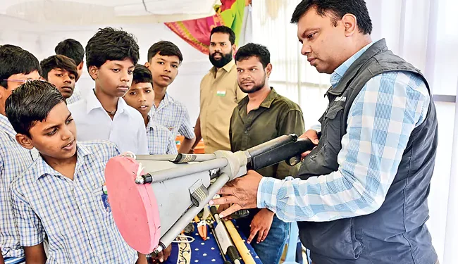 బుల్లెట్లు కాదు.. వలలు విసిరే గన్! ఇదే ‘నెట్గన్’ ప్రత్యేకత 1 బుల్లెట్లు కాదు.. వలలు విసిరే గన్! ఇదే ‘నెట్గన్’ ప్రత్యేకత