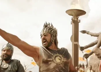 ‘బాహుబలి’ క్లిప్తో అమెరికాకు ఇరాన్ వార్నింగ్.. ప్రభాస్ వీడియో వైరల్ 1 అమెరికా-ఇరాన్ మధ్య ఉద్రిక్తతల వేళ తెలుగు సినిమాల క్లిప్పులతో ఇరాన్ తన సందేశాన్ని వెల్లడిస్తోంది. తాజాగా హైదరాబాద్లోని ఇరాన్ రాయబార కార్యాలయం ‘బాహుబలి’లోని కాలకేయులతో పోరాడే సన్నివేశాన్ని సోషల్ మీడియాలో పోస్ట్ చేసింది. తమ అధ్యక్షుడు ఐరాస సమావేశంలో ఎవరికి తలవంచబోమని స్పష్టం చేశారని పేర్కొన్న ఇరాన్ ఎంబసీ.. దేశం కోసం పోరాటానికి, త్యాగానికైనా సిద్ధంగా ఉన్నామని తెలిపింది. ఇటీవల ‘భగవంత్ కేసరి’లోని బాలకృష్ణ ఫైట్ క్లిప్ను కూడా ఇరాన్ రాయబార కార్యాలయం పోస్టు చేసిన విషయం తెలిసిందే.