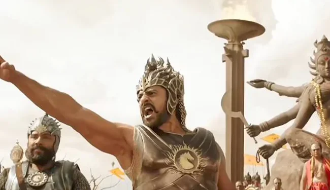 ‘బాహుబలి’ క్లిప్తో అమెరికాకు ఇరాన్ వార్నింగ్.. ప్రభాస్ వీడియో వైరల్ 1 అమెరికా-ఇరాన్ మధ్య ఉద్రిక్తతల వేళ తెలుగు సినిమాల క్లిప్పులతో ఇరాన్ తన సందేశాన్ని వెల్లడిస్తోంది. తాజాగా హైదరాబాద్లోని ఇరాన్ రాయబార కార్యాలయం ‘బాహుబలి’లోని కాలకేయులతో పోరాడే సన్నివేశాన్ని సోషల్ మీడియాలో పోస్ట్ చేసింది. తమ అధ్యక్షుడు ఐరాస సమావేశంలో ఎవరికి తలవంచబోమని స్పష్టం చేశారని పేర్కొన్న ఇరాన్ ఎంబసీ.. దేశం కోసం పోరాటానికి, త్యాగానికైనా సిద్ధంగా ఉన్నామని తెలిపింది. ఇటీవల ‘భగవంత్ కేసరి’లోని బాలకృష్ణ ఫైట్ క్లిప్ను కూడా ఇరాన్ రాయబార కార్యాలయం పోస్టు చేసిన విషయం తెలిసిందే.