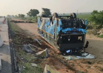 విద్యార్థులతో వెళ్తున్న ట్రావెల్స్‌ బస్సు బోల్తా.. తప్పిన పెను ప్రమాదం