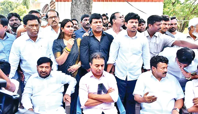 కేసీఆర్‌ ఇంటిపైకి కాంగ్రెస్‌ గూండాలను పంపారు: కేటీఆర్‌