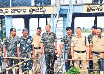 ‘జూరాల’ నీటి విడుదలకు బ్రేక్.. హెడ్రెగ్యులేటర్ వద్ద పోలీస్ బందోబస్తు 3 ‘జూరాల’ నీటి విడుదలకు బ్రేక్.. హెడ్రెగ్యులేటర్ వద్ద పోలీస్ బందోబస్తు