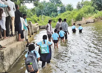 అలుగు పారినా.. చదువు ఆగలేదు!