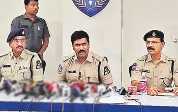 సీసీ కెమెరా ఫుటేజ్తో మృగాడి ఆటకట్టింపు.. నర్సుపై హత్యాచారం కేసులో నిందితుడి అరెస్ట్ 2 సీసీ కెమెరా ఫుటేజ్తో మృగాడి ఆటకట్టింపు.. నర్సుపై హత్యాచారం కేసులో నిందితుడి అరెస్ట్