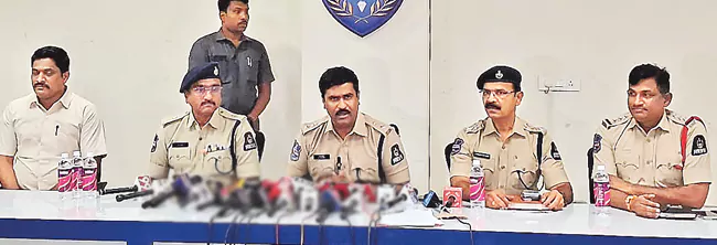 సీసీ కెమెరా ఫుటేజ్తో మృగాడి ఆటకట్టింపు.. నర్సుపై హత్యాచారం కేసులో నిందితుడి అరెస్ట్ 1 సీసీ కెమెరా ఫుటేజ్తో మృగాడి ఆటకట్టింపు.. నర్సుపై హత్యాచారం కేసులో నిందితుడి అరెస్ట్