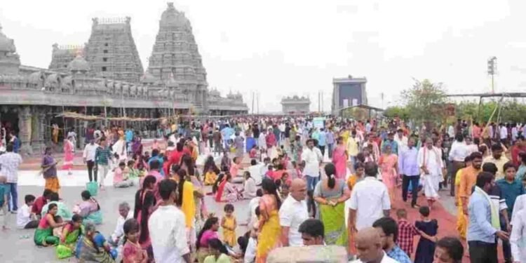 యాదగిరిగుట్టలో భక్తులకు దళారుల ‘వీఐపీ’ ప్యాకేజీలు