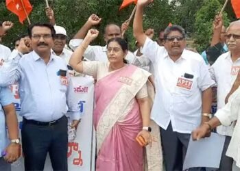 ప్రత్యేక టెట్‌ నుంచి మినహాయింపు ఇవ్వాలి.. మంగళగిరిలో ఉపాధ్యాయుల ధర్నా