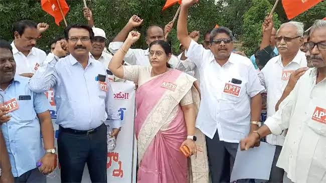 ప్రత్యేక టెట్ నుంచి మినహాయింపు ఇవ్వాలి.. మంగళగిరిలో ఉపాధ్యాయుల ధర్నా 1 ప్రత్యేక టెట్ నుంచి మినహాయింపు ఇవ్వాలి.. మంగళగిరిలో ఉపాధ్యాయుల ధర్నా