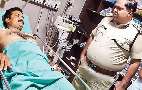 విధుల్లో ఉన్న కానిస్టేబుల్‌పై కత్తులతో దాడి