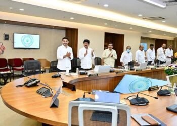 చంద్రబాబుకు మంత్రుల ‘స్టాండింగ్ ఒవేషన్’ 14 చంద్రబాబుకు మంత్రుల ‘స్టాండింగ్ ఒవేషన్’