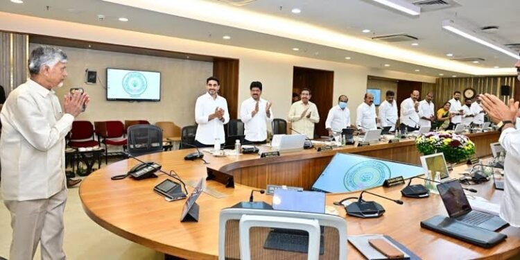 చంద్రబాబుకు మంత్రుల ‘స్టాండింగ్ ఒవేషన్’ 1 చంద్రబాబుకు మంత్రుల ‘స్టాండింగ్ ఒవేషన్’
