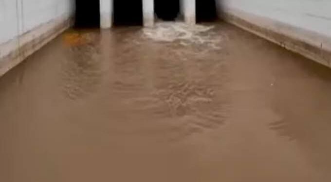 వెలిగొండ ప్రవాహంలో బొలెరో కొట్టుకుపోయి ఒకరు గల్లంతు 1 వెలిగొండ ప్రవాహంలో బొలెరో కొట్టుకుపోయి ఒకరు గల్లంతు