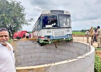 బావిని ఢీకొని.. అంచున ఆగిన ఆర్టీసీ బస్సు 4 బావిని ఢీకొని.. అంచున ఆగిన ఆర్టీసీ బస్సు