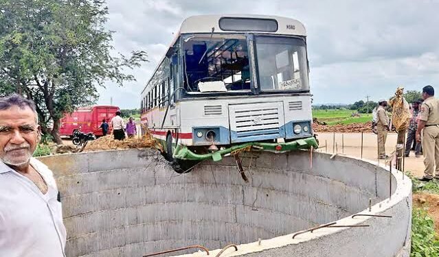 బావిని ఢీకొని.. అంచున ఆగిన ఆర్టీసీ బస్సు