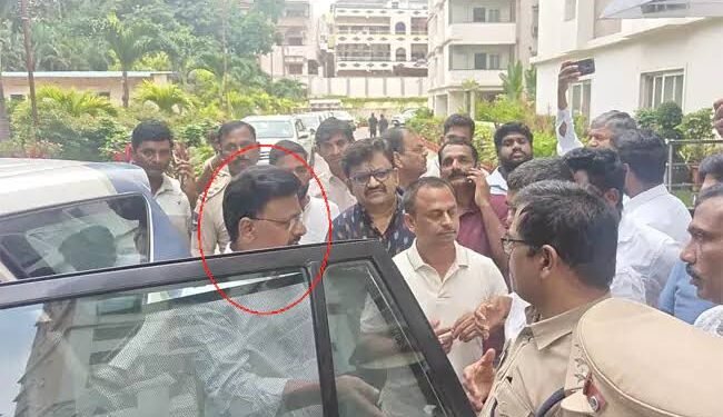 స్పీకర్పై వ్యాఖ్యల కేసు.. ఎమ్మెల్సీ తాతా మధు అరెస్టు 1 స్పీకర్పై వ్యాఖ్యల కేసు.. ఎమ్మెల్సీ తాతా మధు అరెస్టు