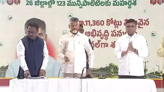ఏపీలో రూ.11,359 కోట్ల అభివృద్ధి పనులకు శ్రీకారం.. సీఎం చంద్రబాబు 1 ఏపీలో రూ.11,359 కోట్ల అభివృద్ధి పనులకు శ్రీకారం.. సీఎం చంద్రబాబు