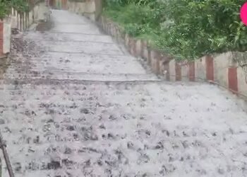 భారీ వర్షాలతో జలపాతాన్ని తలపిస్తున్న సింహాచలం మెట్ల మార్గం