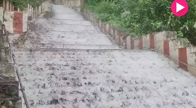 భారీ వర్షాలతో జలపాతాన్ని తలపిస్తున్న సింహాచలం మెట్ల మార్గం