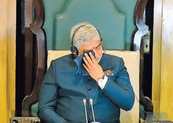 తొలి రోజే తెలంగాణ అసెంబ్లీలో తీవ్ర ఉద్రిక్తత 2 తొలి రోజే తెలంగాణ అసెంబ్లీలో తీవ్ర ఉద్రిక్తత