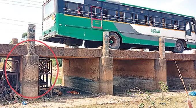 శిథిల వంతెనలకు మోక్షమెప్పుడో?