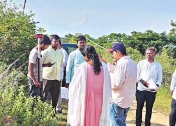 ఎర్రవల్లిలో భూముల సర్వే.. రెండోరోజూ కొనసాగుతున్న అధికారుల పరిశీలన 2 ఎర్రవల్లిలో భూముల సర్వే.. రెండోరోజూ కొనసాగుతున్న అధికారుల పరిశీలన
