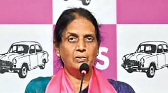 ఫిరాయింపులపై రేవంత్కు మాట్లాడే అర్హత లేదు: సబితా ఇంద్రారెడ్డి 1 ఫిరాయింపులపై రేవంత్కు మాట్లాడే అర్హత లేదు: సబితా ఇంద్రారెడ్డి