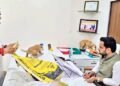 వీధికుక్కల సమస్యపై వినూత్న నిరసన.. అధికారి బల్లపై శునకాలు
