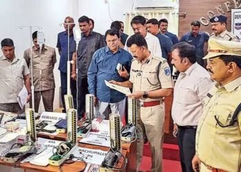 పట్టా లేకుండానే ప్రజలకు వైద్యం.. 10 మంది నకిలీ వైద్యుల అరెస్టు