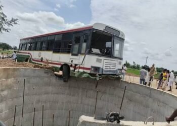 బావిని ఢీకొట్టిన ఆర్టీసీ బస్సు.. ప్రయాణికులకు తప్పిన పెను ప్రమాదం 2 బావిని ఢీకొట్టిన ఆర్టీసీ బస్సు.. ప్రయాణికులకు తప్పిన పెను ప్రమాదం