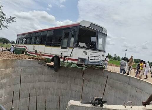 బావిని ఢీకొట్టిన ఆర్టీసీ బస్సు.. ప్రయాణికులకు తప్పిన పెను ప్రమాదం 1 బావిని ఢీకొట్టిన ఆర్టీసీ బస్సు.. ప్రయాణికులకు తప్పిన పెను ప్రమాదం