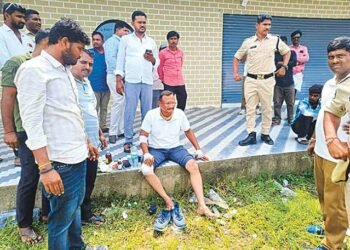 వాహనంతో ఢీకొట్టి ఆర్‌ఎస్‌ఐపై హత్యాయత్నం