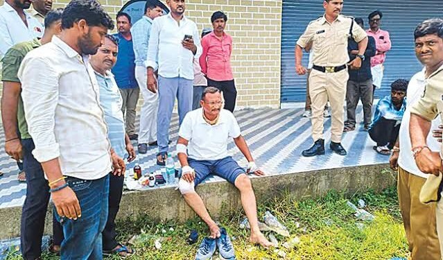 వాహనంతో ఢీకొట్టి ఆర్ఎస్ఐపై హత్యాయత్నం 1 వాహనంతో ఢీకొట్టి ఆర్ఎస్ఐపై హత్యాయత్నం