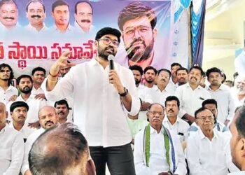 రక్తంతో ఎన్నికల యుద్ధం చేస్తాం: వైకాపా ఎమ్మెల్సీ భరత్ 3 రక్తంతో ఎన్నికల యుద్ధం చేస్తాం: వైకాపా ఎమ్మెల్సీ భరత్