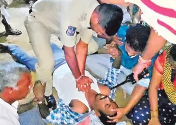 వినాయక నిమజ్జనాల్లో విషాదం.. ముగ్గురి మృతి 2 వినాయక నిమజ్జనాల్లో విషాదం.. ముగ్గురి మృతి