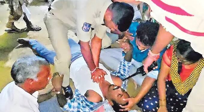 వినాయక నిమజ్జనాల్లో విషాదం.. ముగ్గురి మృతి 1 వినాయక నిమజ్జనాల్లో విషాదం.. ముగ్గురి మృతి