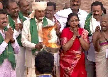 ఉత్తరాంధ్రకు గోదావరి జలాలు.. జలహారతి ఇచ్చిన సీఎం చంద్రబాబు