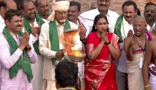 ఉత్తరాంధ్రకు గోదావరి జలాలు.. జలహారతి ఇచ్చిన సీఎం చంద్రబాబు 1 ఉత్తరాంధ్రకు గోదావరి జలాలు.. జలహారతి ఇచ్చిన సీఎం చంద్రబాబు