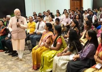 విద్యార్థులను తరగతి గదికే పరిమితం చేయొద్దు: మోదీ 1 విద్యార్థులను తరగతి గదికే పరిమితం చేయొద్దు: మోదీ